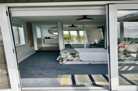 Photo of property in 15 Piha Road, Piha, New Lynn, 0772