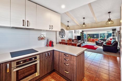 Photo of property in 5 Cascades Road, Pakuranga Heights, Auckland, 2010