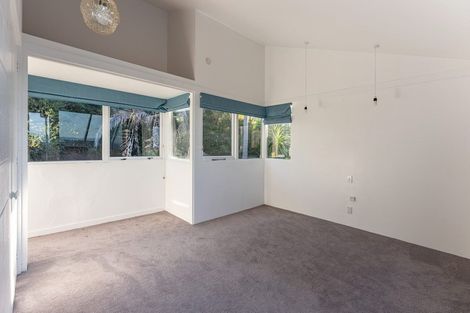 Photo of property in 28 Chelverton Terrace, Red Beach, 0932