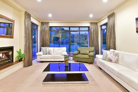 Photo of property in 15 Koraha Road, Kumeu, 0892