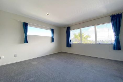 Photo of property in 11 Lakeridge Close, Northcross, Auckland, 0632