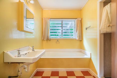 Photo of property in 60 Sylvan Crescent, Te Atatu South, Auckland, 0610