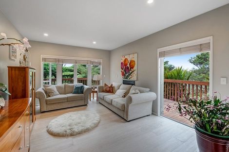 Photo of property in 15 Springwater Vale, Unsworth Heights, Auckland, 0632