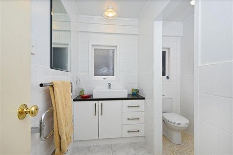 Photo of property in 25 Meadowvale Avenue, Forrest Hill, Auckland, 0620