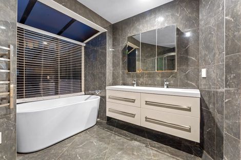 Photo of property in 2/102 Queen Street, Northcote Point, Auckland, 0627