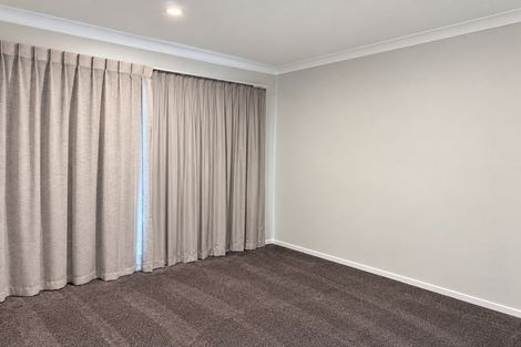 Photo of property in 16 Lobelia Rise, Goodwood Heights, Auckland, 2105