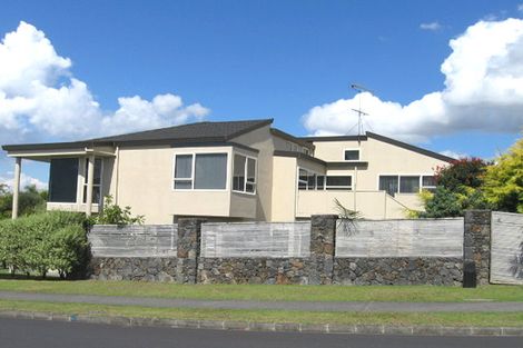 Photo of property in 23 Whiting Grove, West Harbour, Auckland, 0618
