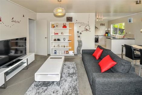 Photo of property in 2/20 Hogans Road, Glenfield, Auckland, 0629