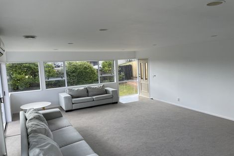Photo of property in 2/318 Sunset Road, Unsworth Heights, Auckland, 0632
