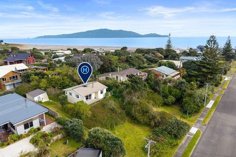 Photo of property in 16 Hughes Street, Waikanae Beach, Waikanae, 5036