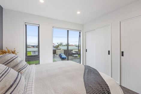 Photo of property in 1 Royal View Road, Te Atatu South, Auckland, 0610