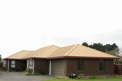 Photo of property in 8 Edron Place, Redwood, Christchurch, 8051