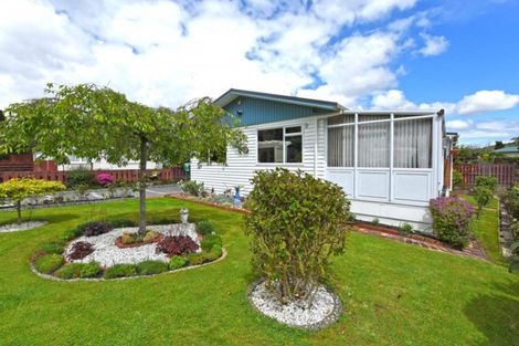 Photo of property in 18 Vista Crescent, Maoribank, Upper Hutt, 5018