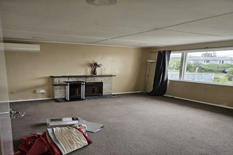 Photo of property in 7 Balmain Street, Newlands, Wellington, 6037