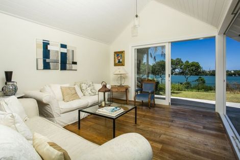 Photo of property in 21 Norwood Road, Bayswater, Auckland, 0622