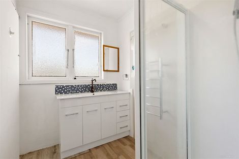 Photo of property in 321 Glenfield Road, Glenfield, Auckland, 0629