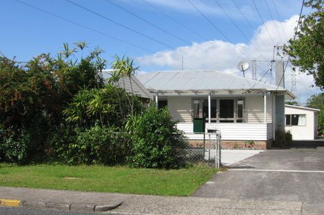 Photo of property in 11 Royal View Road, Te Atatu South, Auckland, 0610
