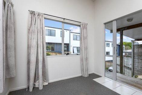 Photo of property in 18 Totaravale Drive, Totara Vale, Auckland, 0629