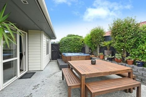 Photo of property in 9 James Nairn Grove, Riverstone Terraces, Upper Hutt, 5018