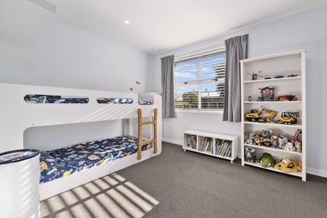 Photo of property in 15 Blakeborough Drive, Forrest Hill, Auckland, 0620