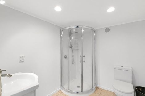 Photo of property in 16 Royal View Road, Te Atatu South, Auckland, 0610