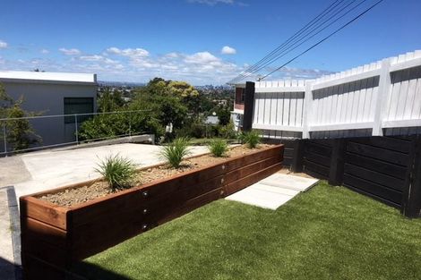 Photo of property in 27 Sunset Road, Totara Vale, Auckland, 0632