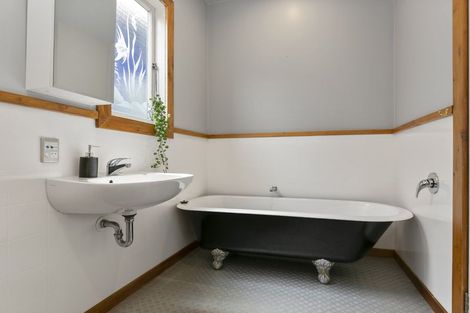 Photo of property in 32 Owhiro Bay Parade, Owhiro Bay, Wellington, 6023