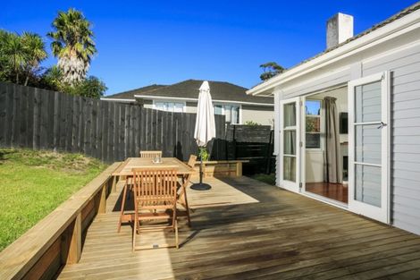 Photo of property in 50 Pupuke Road, Hillcrest, Auckland, 0627