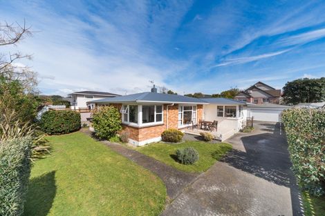 Photo of property in 76 Wikiriwhi Crescent, Awapuni, Palmerston North, 4412