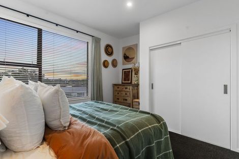 Photo of property in 12/15 Chivalry Road, Glenfield, Auckland, 0629