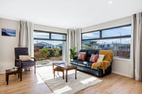 Photo of property in 3 Grace Cove, Aotea, Porirua, 5024