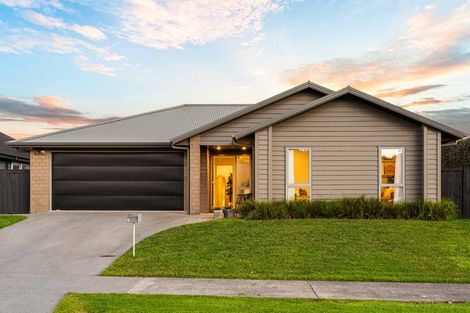 Photo of property in 14 Will Street, Huapai, Kumeu, 0810