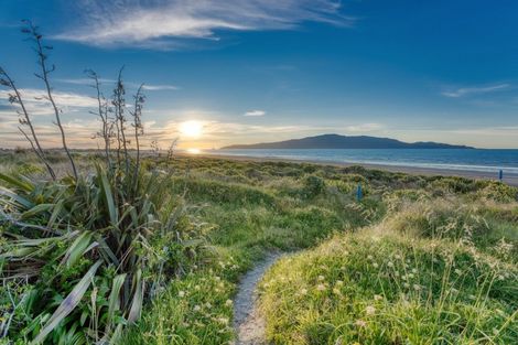 Photo of property in 15 Waiheke Street, Waikanae Beach, Waikanae, 5036