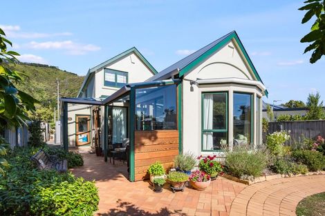 Photo of property in 34 Oroua Street, Eastbourne, Lower Hutt, 5013