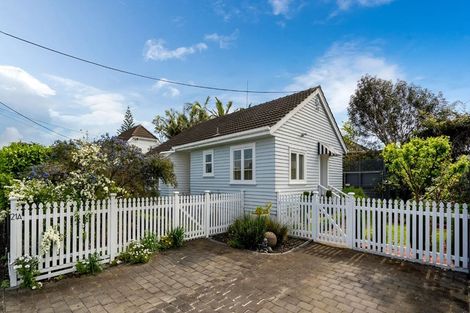 Photo of property in 1/21 Stanley Avenue, Milford, Auckland, 0620