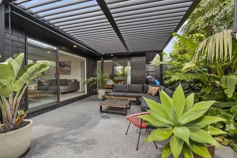 Photo of property in 8 Oakmont Crescent, Waiwhakaiho, New Plymouth, 4312