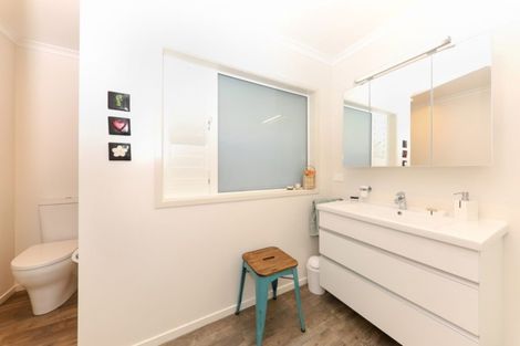 Photo of property in 2/19 Seaview Avenue, Northcote, Auckland, 0627