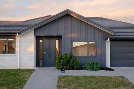 Photo of property in 8 Faber Place, Rototuna North, Hamilton, 3210