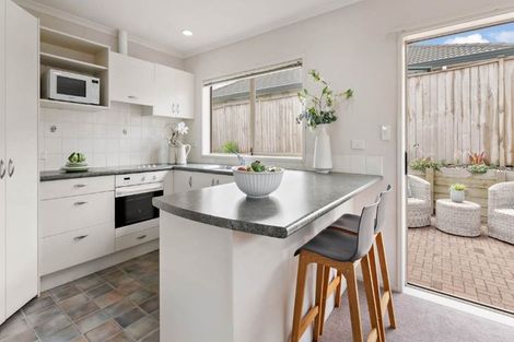 Photo of property in 10 Attymon Lane, East Tamaki, Auckland, 2016