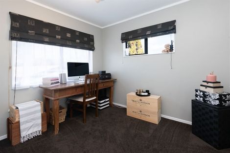 Photo of property in 1/48 Sandgate Avenue, Botany Downs, Auckland, 2010
