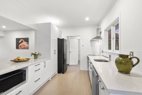 Photo of property in 77 West Harbour Drive, West Harbour, Auckland, 0618