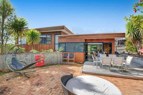 Photo of property in 2/2 Carl Place, Unsworth Heights, Auckland, 0632