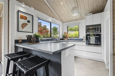 Photo of property in 6 Honnor Place, Hurdon, New Plymouth, 4310