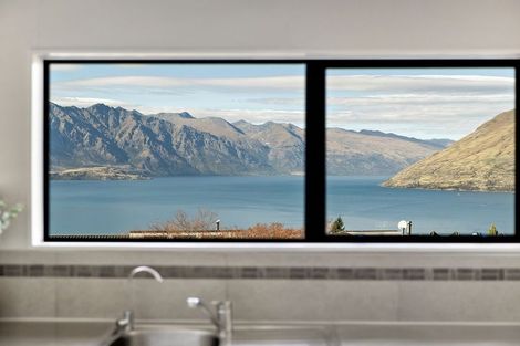 Photo of property in 44 Wynyard Crescent, Fernhill, Queenstown, 9300