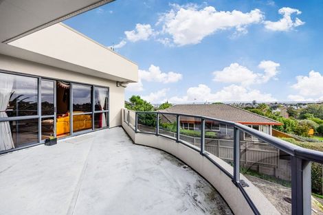 Photo of property in 40 Ewhurst Place, Goodwood Heights, Auckland, 2105