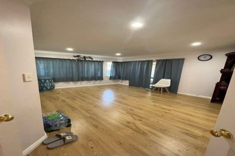 Photo of property in 10 Glenveagh Park Drive, Weymouth, Auckland, 2103