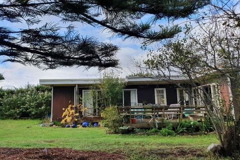 Photo of property in 17 Rangihiroa Street, Waikanae Beach, Waikanae, 5036