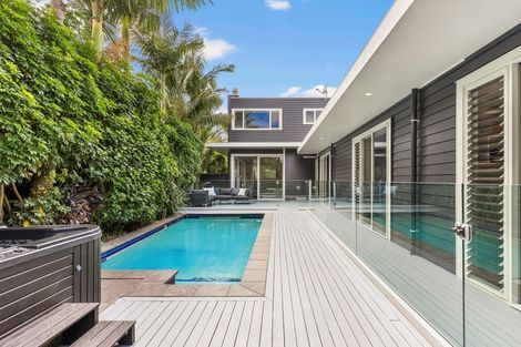 Photo of property in 20 Marine Parade, Mellons Bay, Auckland, 2014