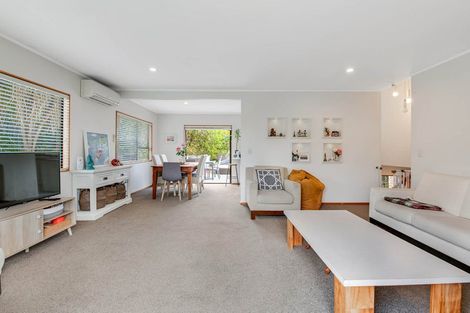 Photo of property in 2/2 Carl Place, Unsworth Heights, Auckland, 0632