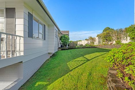 Photo of property in 2 Ravenstone Place, Chatswood, Auckland, 0626